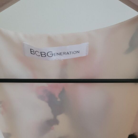 BCBG Generation, Floral Print Flowy Wrap Dress - S - Picture 3 of 3